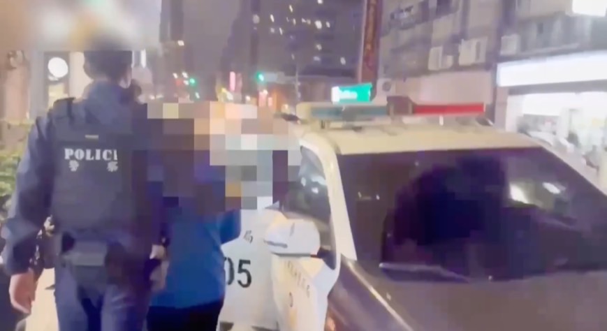 員警將賭客帶上車。(圖/記者 趙靜姸翻攝)