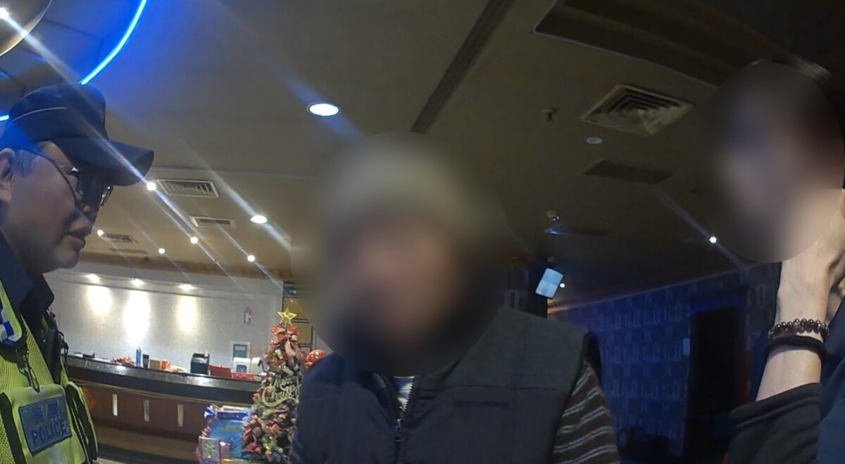 ▲男子走進過去經常光顧的KTV，卻呆站著沉默不語。
