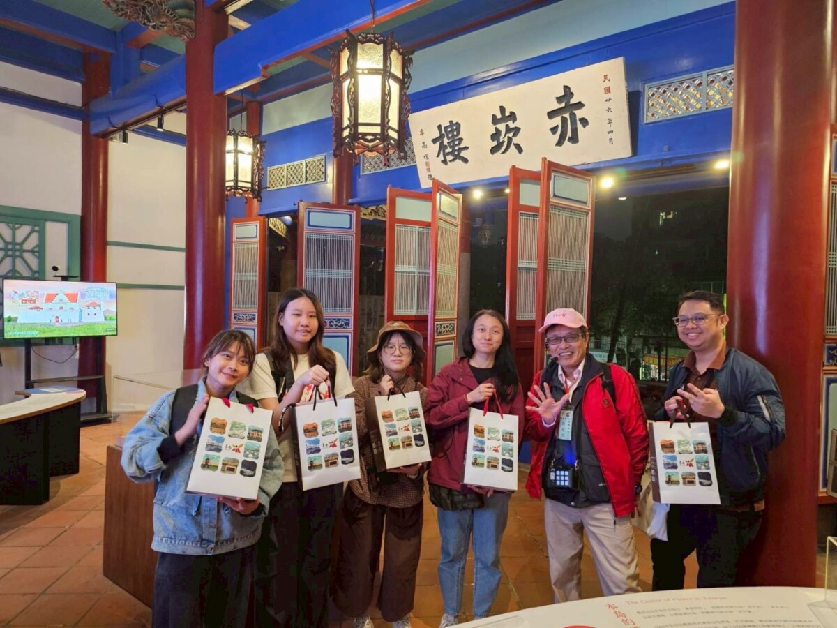 ▲觀旅局致贈蝦餅、梅柚片、月老軟糖等臺南特色伴手禮給馬來西亞媒體團。