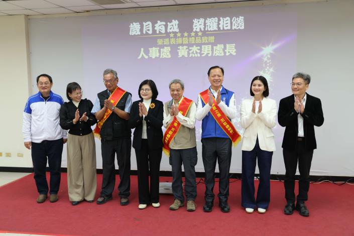 ▲縣長張麗善致謝並祝福縣府即將退休人員。（記者劉春生攝）