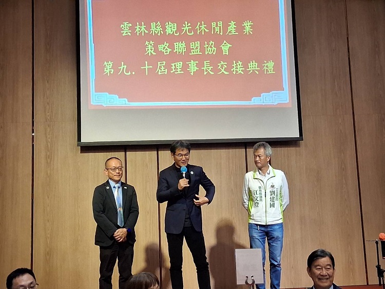 ▲立委劉建國(中)致詞祝賀新任理事長陳麒升(左)未來會務蒸蒸日上,右為縣議員江文登。(記者劉春生攝)