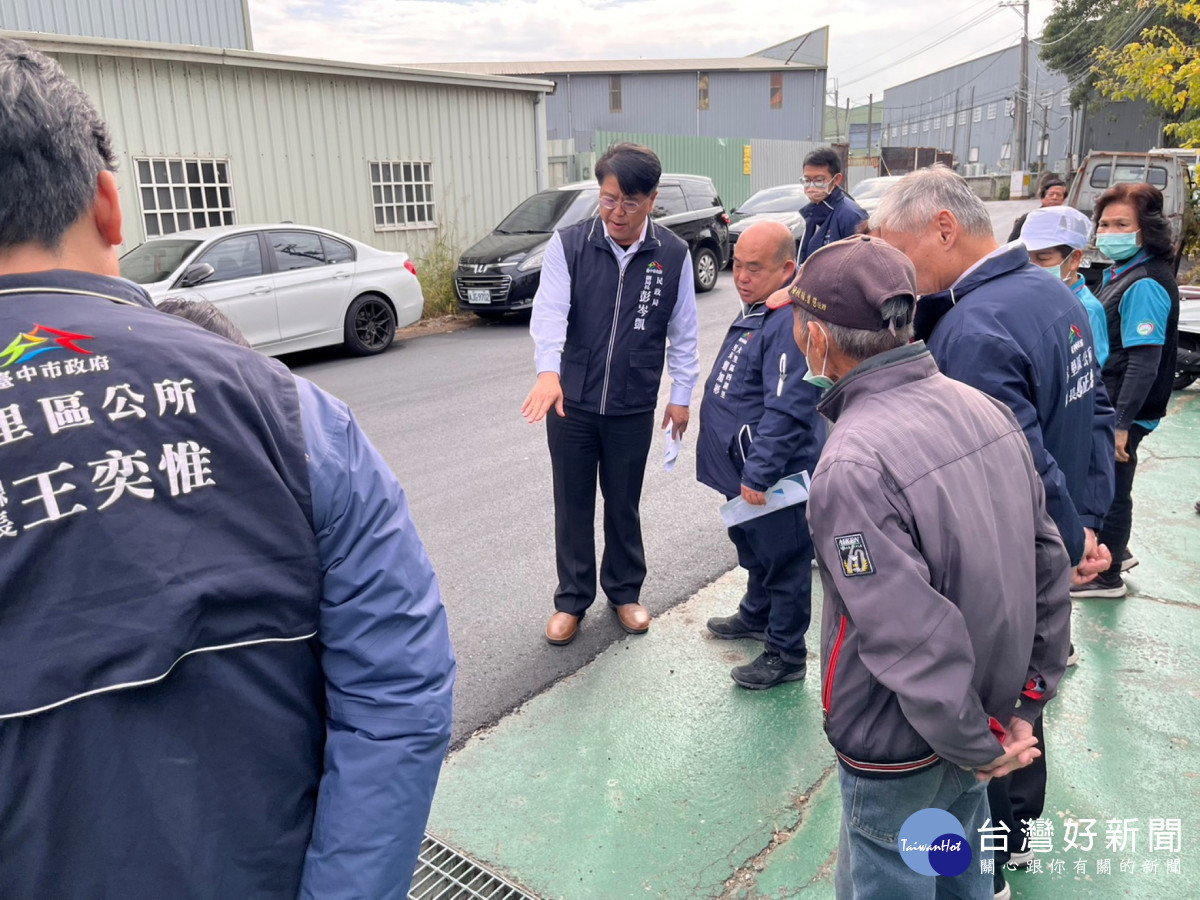 民政局偕同區長鄭正忠及西湖里長賴加彬等人視察大里區草堤路158巷