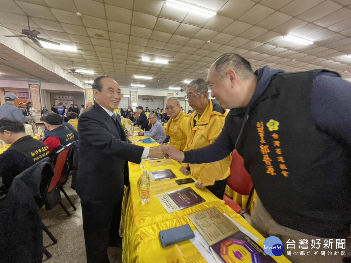 前立法院長王金平向道教界領袖致意。