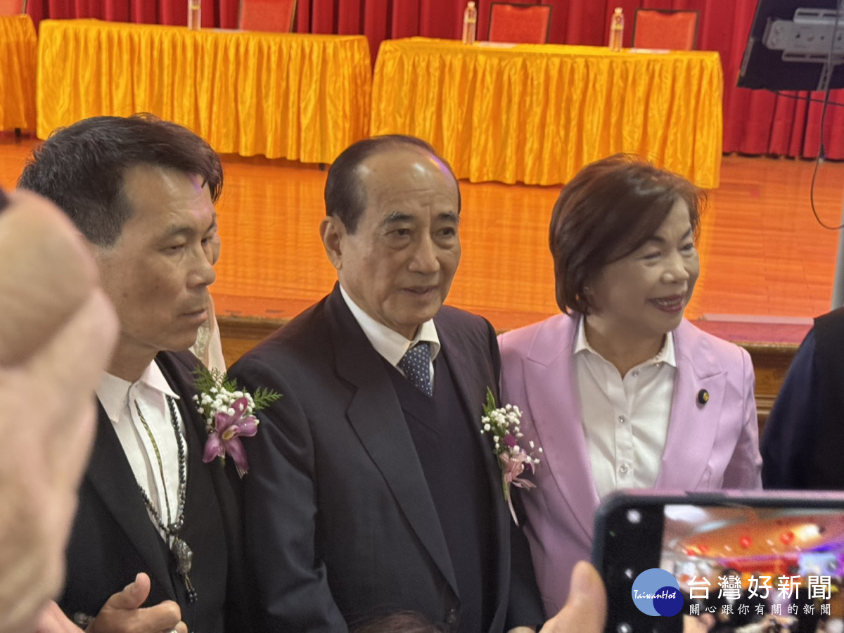 臺灣道教學院籌備處假外埔區無極三清總道院，舉辦研討如何弘揚道教文化及提升國人宗教素養等事宜，創辦人前立法院長王金平與立委楊瓊瓔接受訪問，說明成立臺灣道教學院之宗旨。（記者陳榮昌攝）