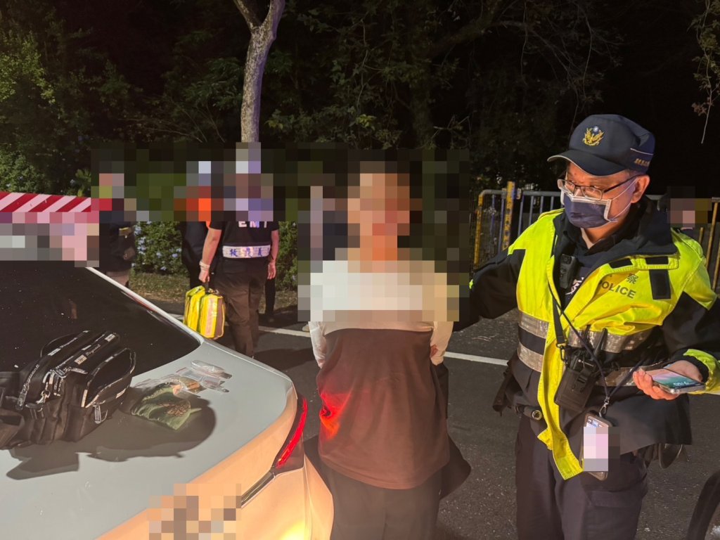 屏東毒駕男跟警玩「鬼抓人」！追撞無辜民車　搜出多包毒品