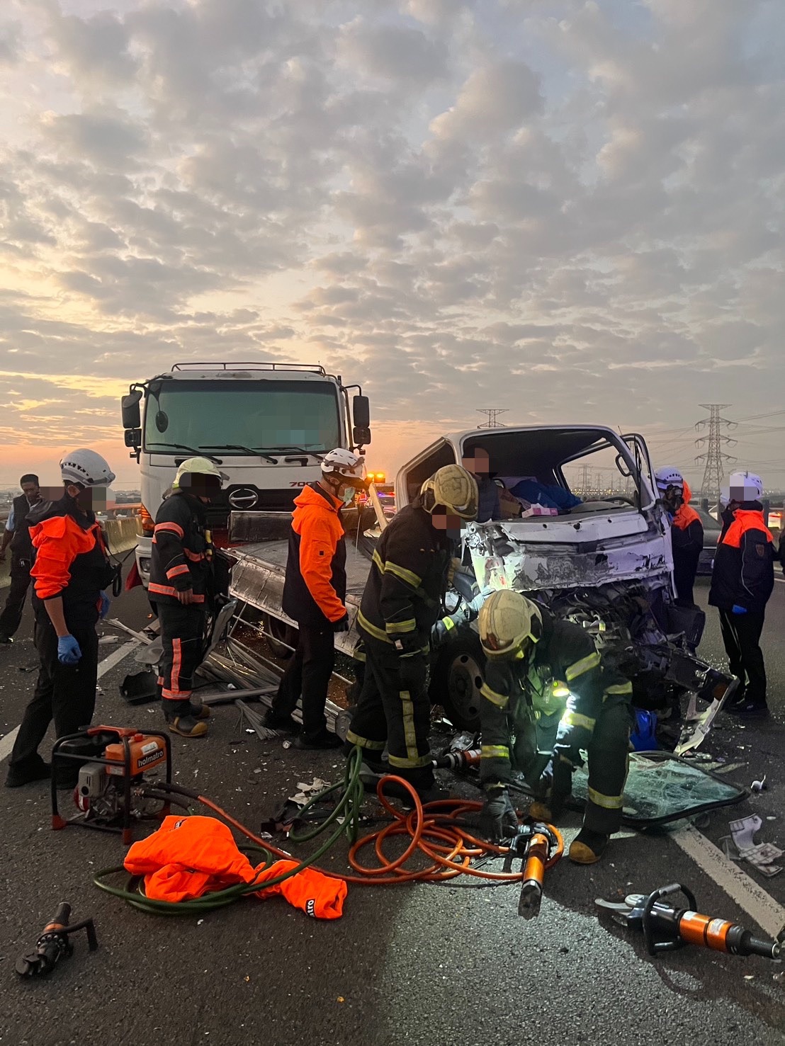 國道3號南向和美路段5車連環追撞，消防人員動用器材搶救受困傷者。