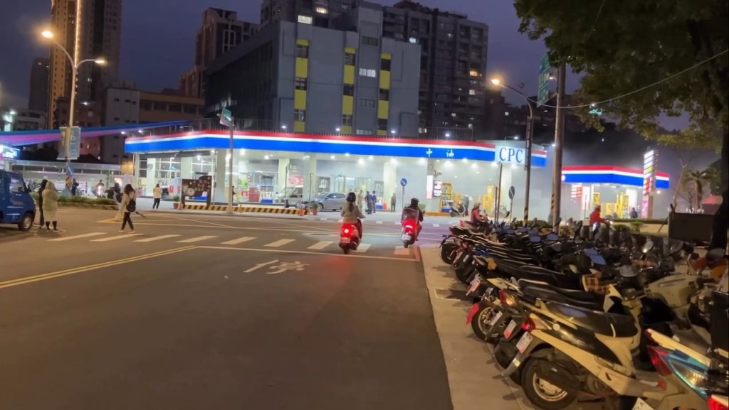 影/板橋加油站驚見男淋油自焚 員工急拿滅火器搶救!目擊民眾嚇壞:看到火團