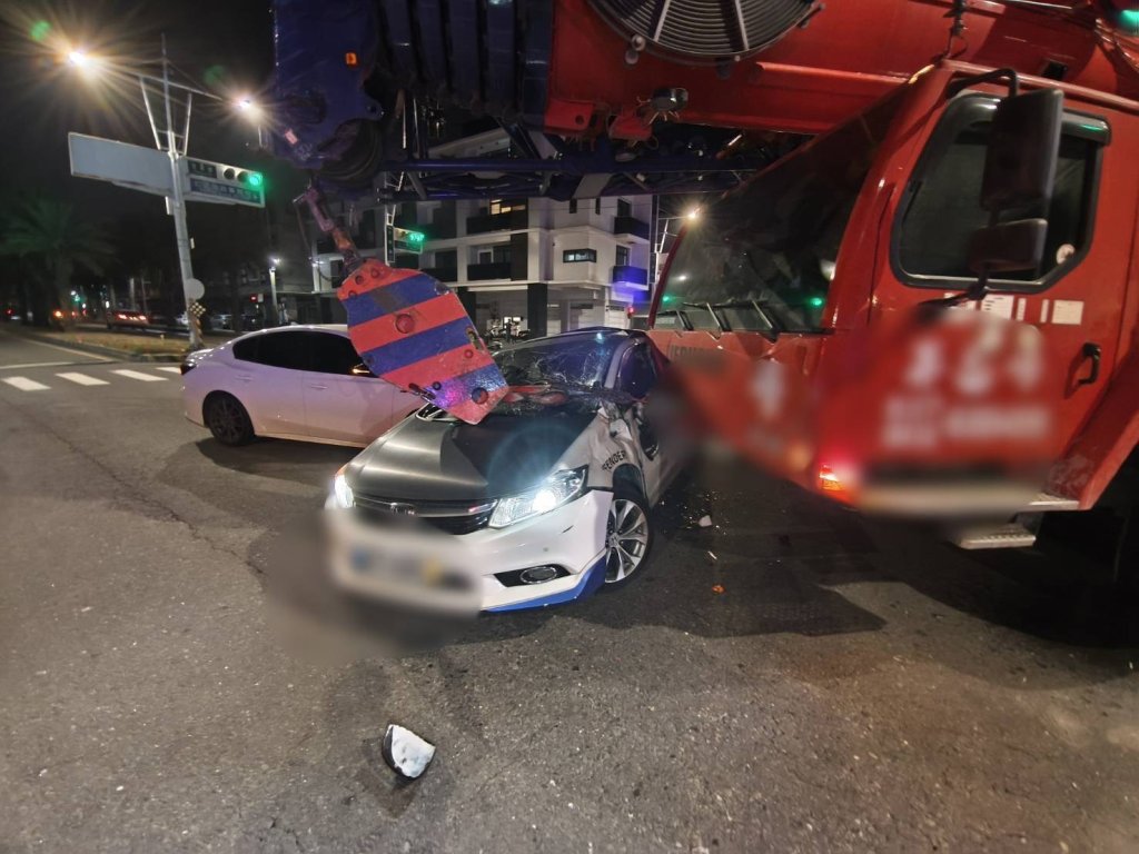 紅燈左轉慘變「夾心」!高雄男違規遭吊車擊落-再波及他車