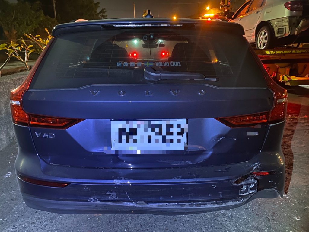 「瑞典坦克」被追尾!國道連環事故「3車受損、2人送醫」