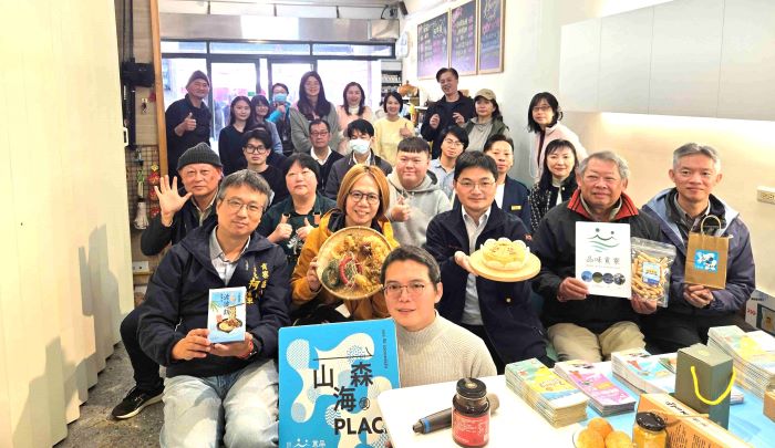 新北創生團隊新據點 「品味貢寮選物所」掛牌 37 《圖說》「品味貢寮」今日在貢寮區澳底成立「品味貢寮選物所」,作為遊客選購伴手禮、旅遊諮詢及地方創生交流的新平台。〈農業局提供〉