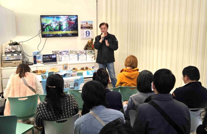 新北創生團隊新據點 「品味貢寮選物所」掛牌 38 《圖說》「金山漫遊」創辦人賴家華分享跨區域地域品牌經營的實戰歷程。〈農業局提供〉