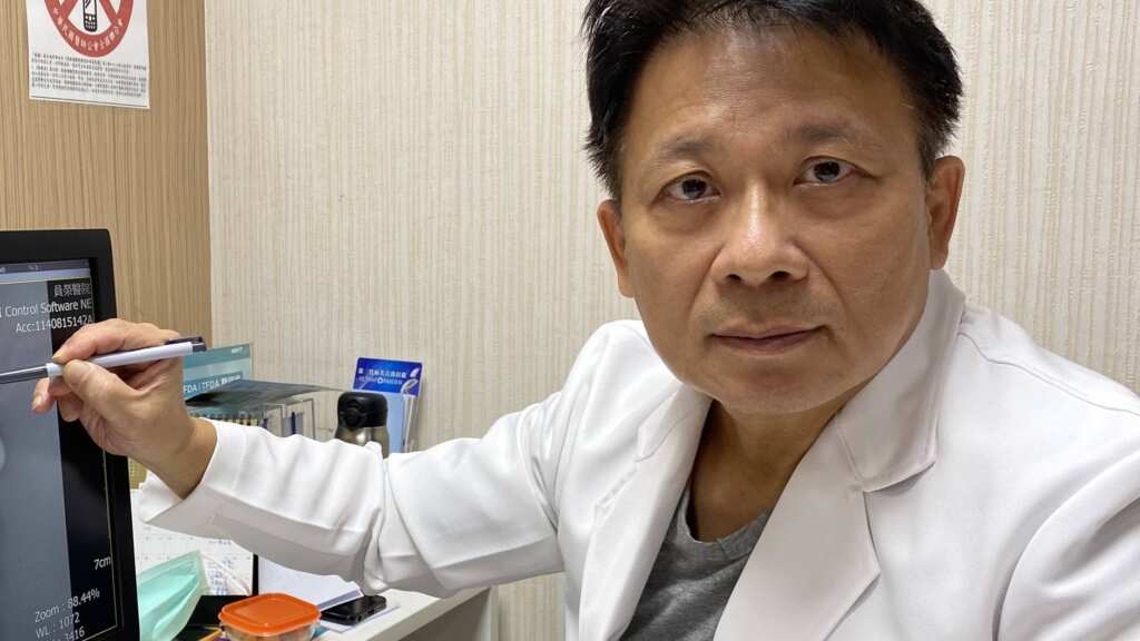 ▲員榮醫療體系員榮醫院整型外科主任陳宏銘解說如何治療蟹足腫。（圖／員榮醫院提供）