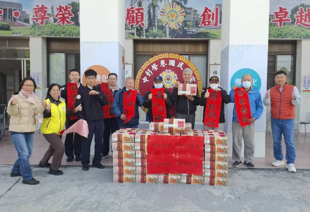 ▲總統府致贈茂谷柑禮盒；中彰榮家呂德義主任(右4)、輔導組長黃秀雲(左2)與住民合影。（圖／中彰榮家提供）