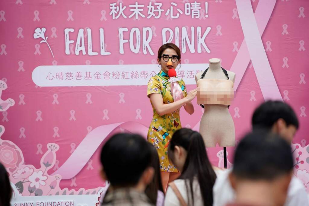 ▲《何百芮的地獄戀曲》新年爆笑上檔！ 瑤瑤挑戰「與乳房對戲」。（圖／彼此影業提供）