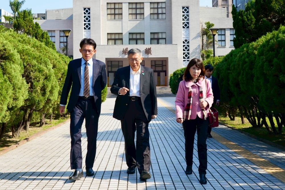 再赴立院替陳昭姿圓「代孕入法」心願 柯文哲:好意找題降低朝野對立 222 再赴立院替陳昭姿圓「代孕入法」心願 柯文哲:好意找題降低朝野對立 221