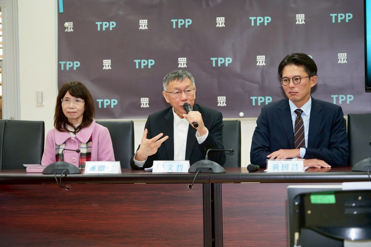 再赴立院替陳昭姿圓「代孕入法」心願 柯文哲:好意找題降低朝野對立 224 再赴立院替陳昭姿圓「代孕入法」心願 柯文哲:好意找題降低朝野對立 223