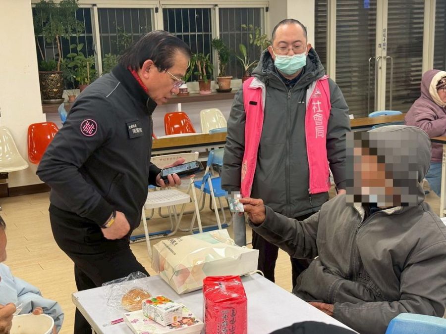 桃園市政府社會局夜訪送暖 助街友避寒