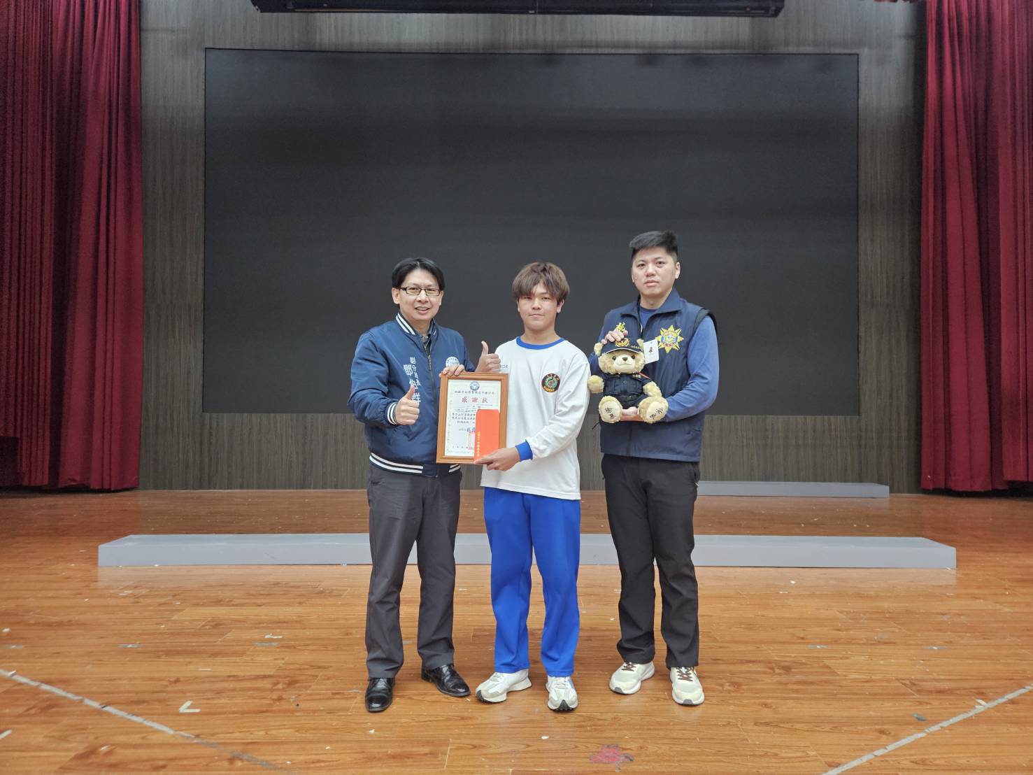 龍潭高中學子勇擒銀樓搶匪 中壢警贈感謝狀、姓名熊表揚 S 20332663