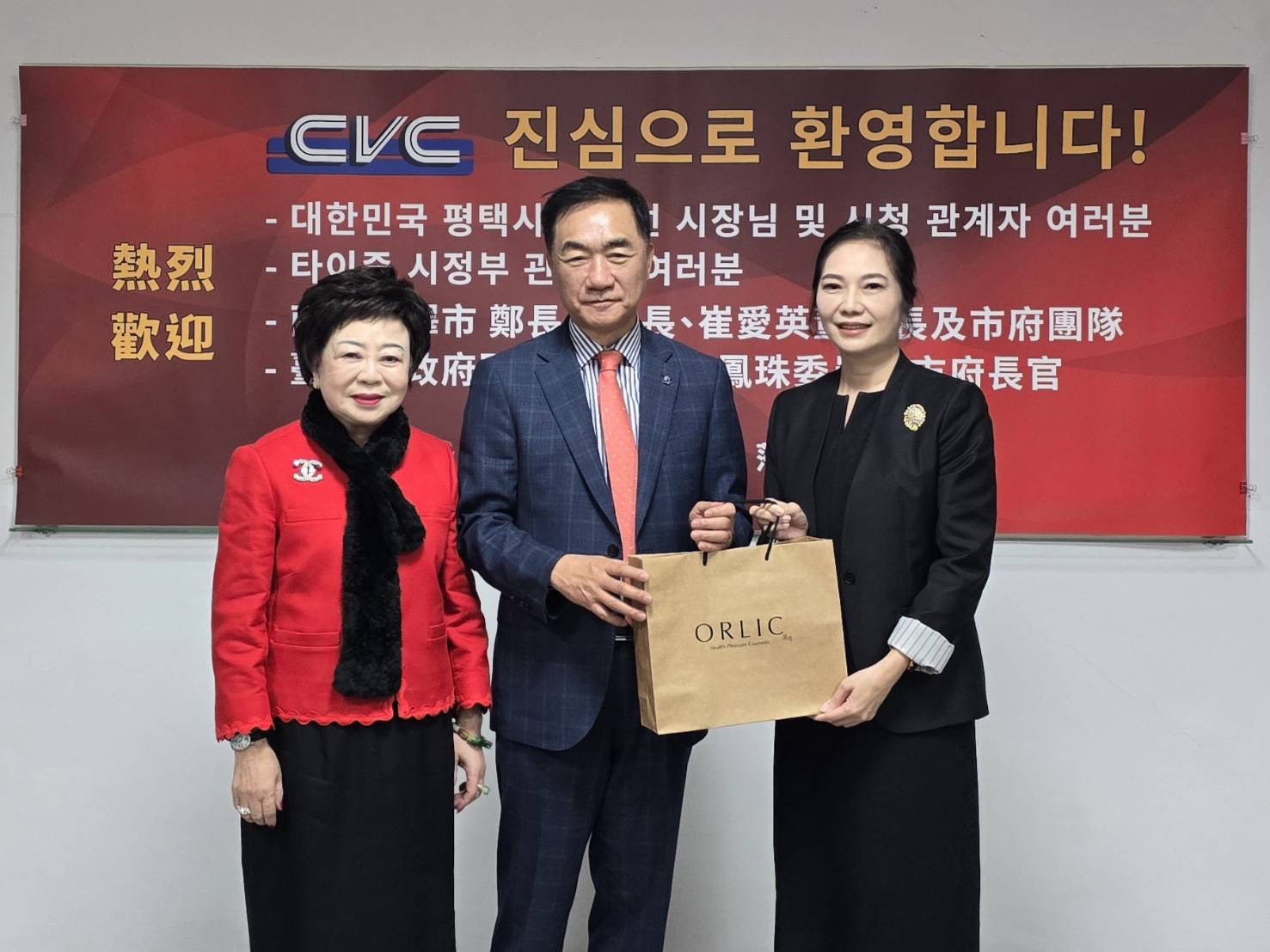 皇將宣佈將赴韓國平澤市打造為先進製造與研發據點,並與韓國大永製藥科技簽訂全球總代理的合作備忘錄,深化韓國市場佈局。圖中為平澤市市長鄭長善、圖右為 董事長 林靜宜、圖左台中市政府國際事務委員會委員 施郭鳳珠。