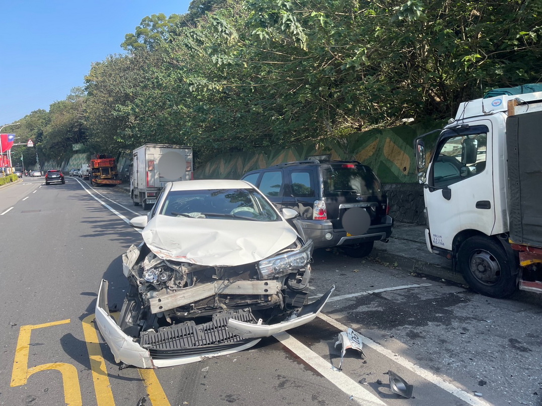 龜山振興路車禍　轎車失控撞分隔島再掃路旁車