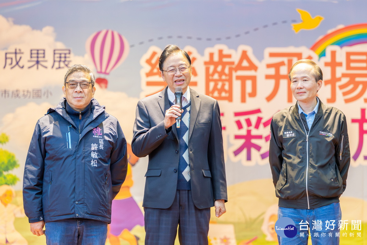 桃市長張善政出席「桃園市114年度樂齡學習成果展」與樂齡學員們合影。<br /><br />