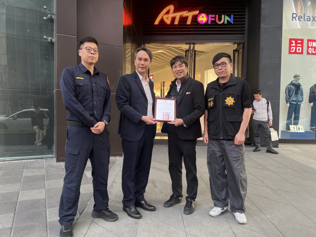 警民攜手守護商圈安全 信義分局攜百貨業者強化治安防護網 41 %E4%B8%89 8