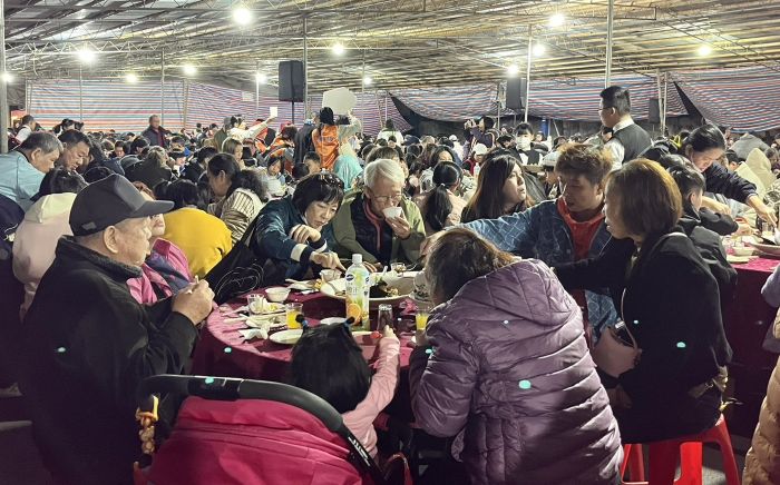 愛心圍爐連續13年 莊敬高職師生總動員服務中學以致用 50 《圖說》莊敬高職舉辦愛心圍爐活動,席開126桌,洋溢溫馨年節氣氛。〈社會局提供〉