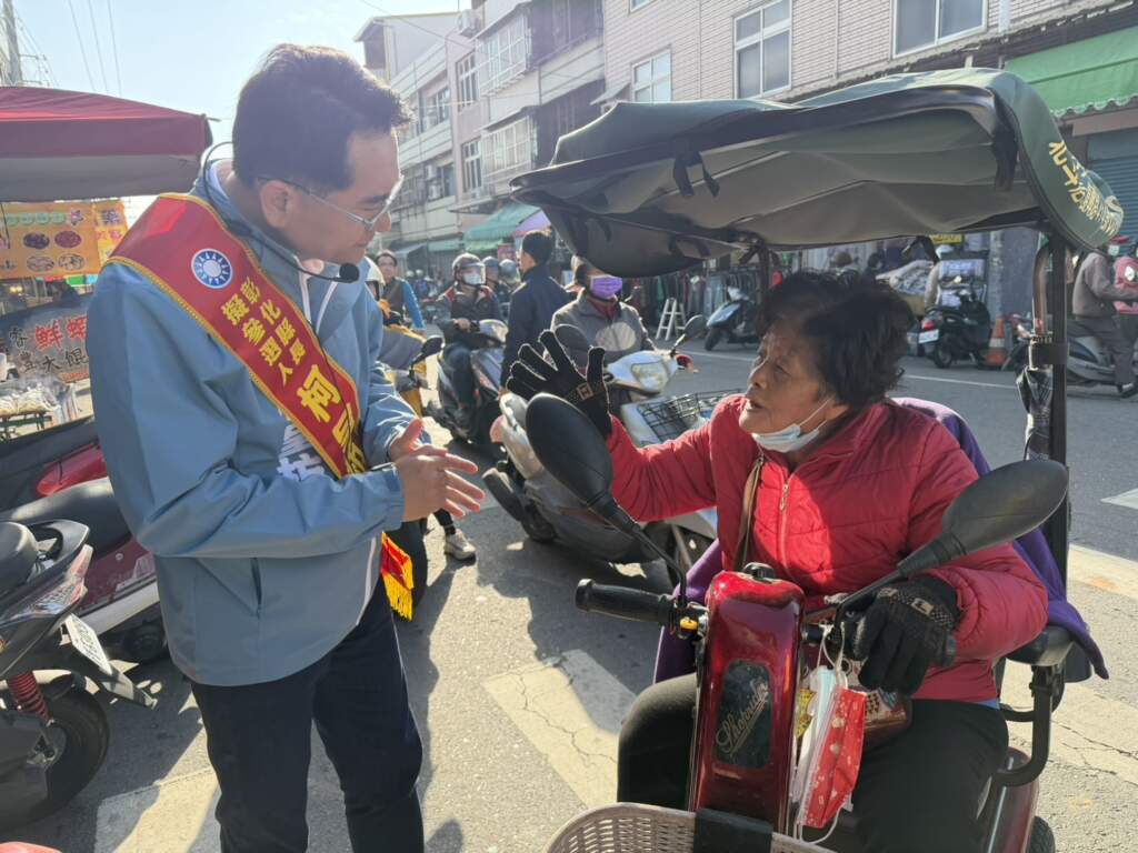 ▲柯呈枋今日上午前往北斗市場掃街拜票，沿途向民眾問候。（圖／柯呈枋提供）