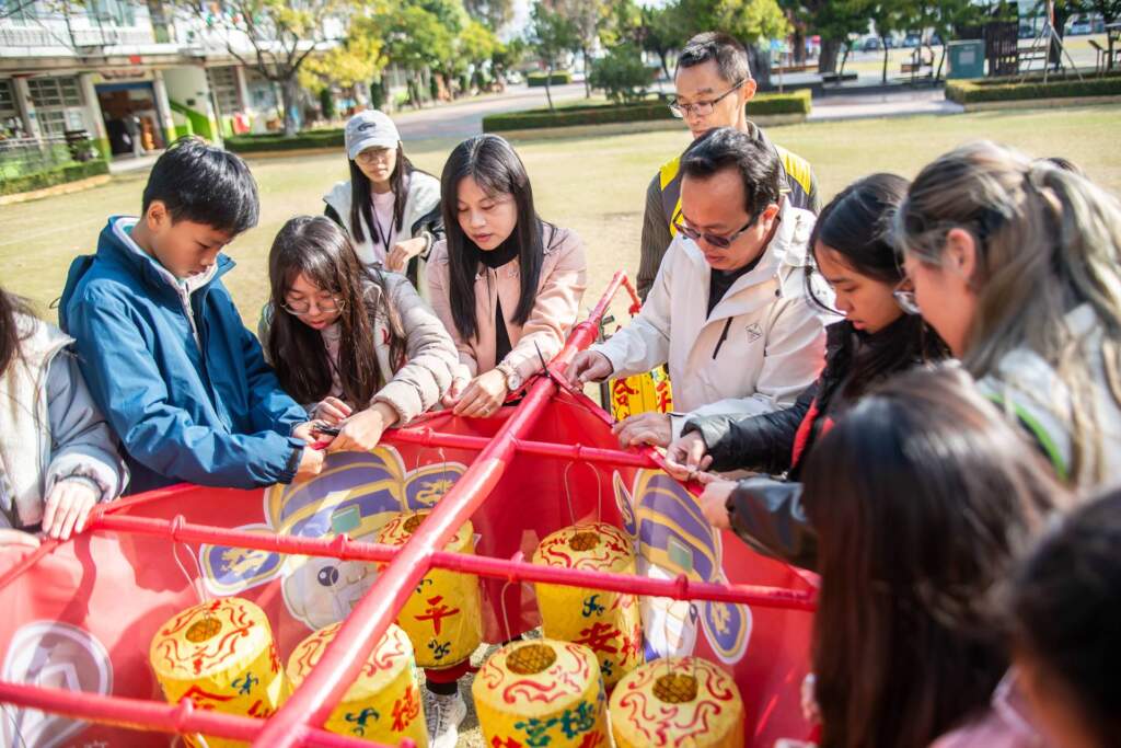 ▲文祥國小六年級學生,在文德宮管理委員會與僑光科技大學的共同規劃與指導下,參與花壇鄉在地傳統「燈排」製作課程。(圖/文祥國小提供)