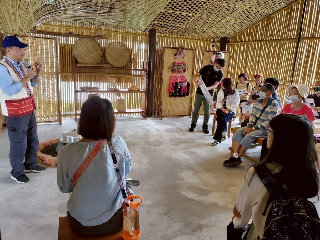 ▲溪洲聚落營造─於傳統家屋內進行聚落歷史導覽解說。(圖/新北市政府原民局提供)