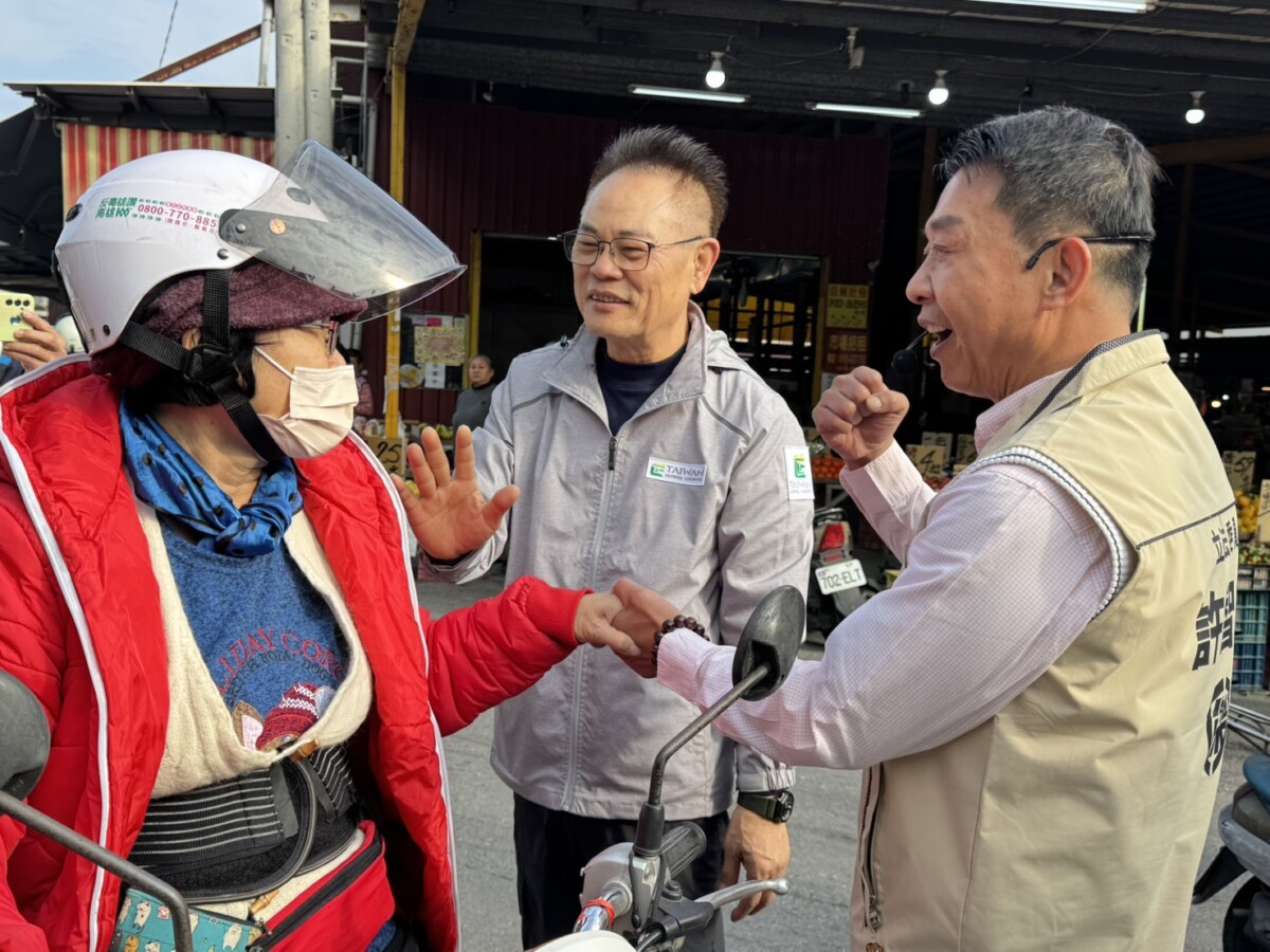 基層人氣炸裂  許智傑清晨林園拜票、午後旗美車掃  喊「傳陳市政」續衝高雄