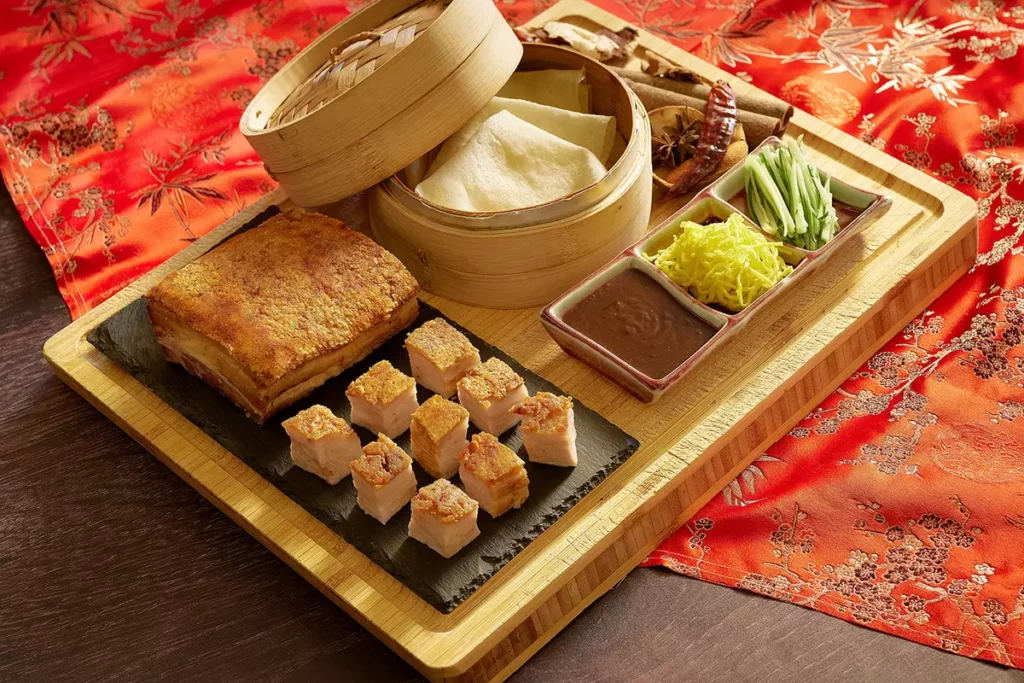 鉑麗安自助餐「秘製脆皮五花肉」，外層酥化、內裡柔潤，鹹香層次分明。(圖/ JR東日本大飯店台北)