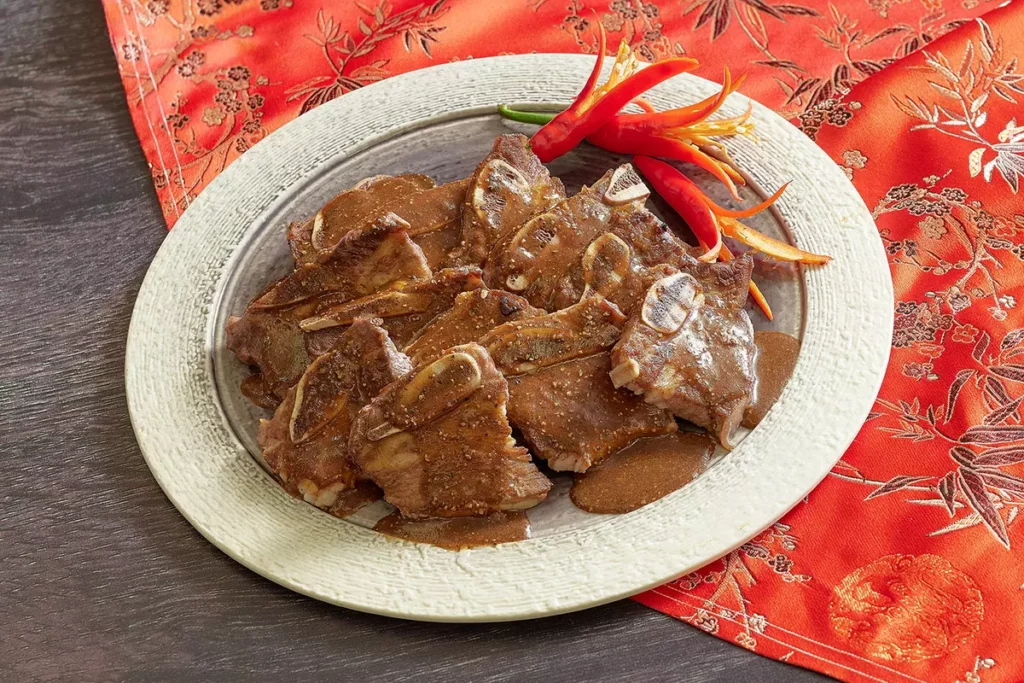 鉑麗安自助餐鐵板台料理「美國牛小排佐黑胡椒醬」，肉香與胡椒辛香交織廣受歡迎。(圖/ JR東日本大飯店台北)