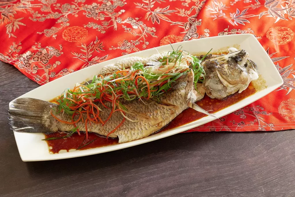 鉑麗安自助餐「清蒸海上鮮」以整尾鱸魚清蒸，呈現海魚鮮甜。(圖/ JR東日本大飯店台北)
