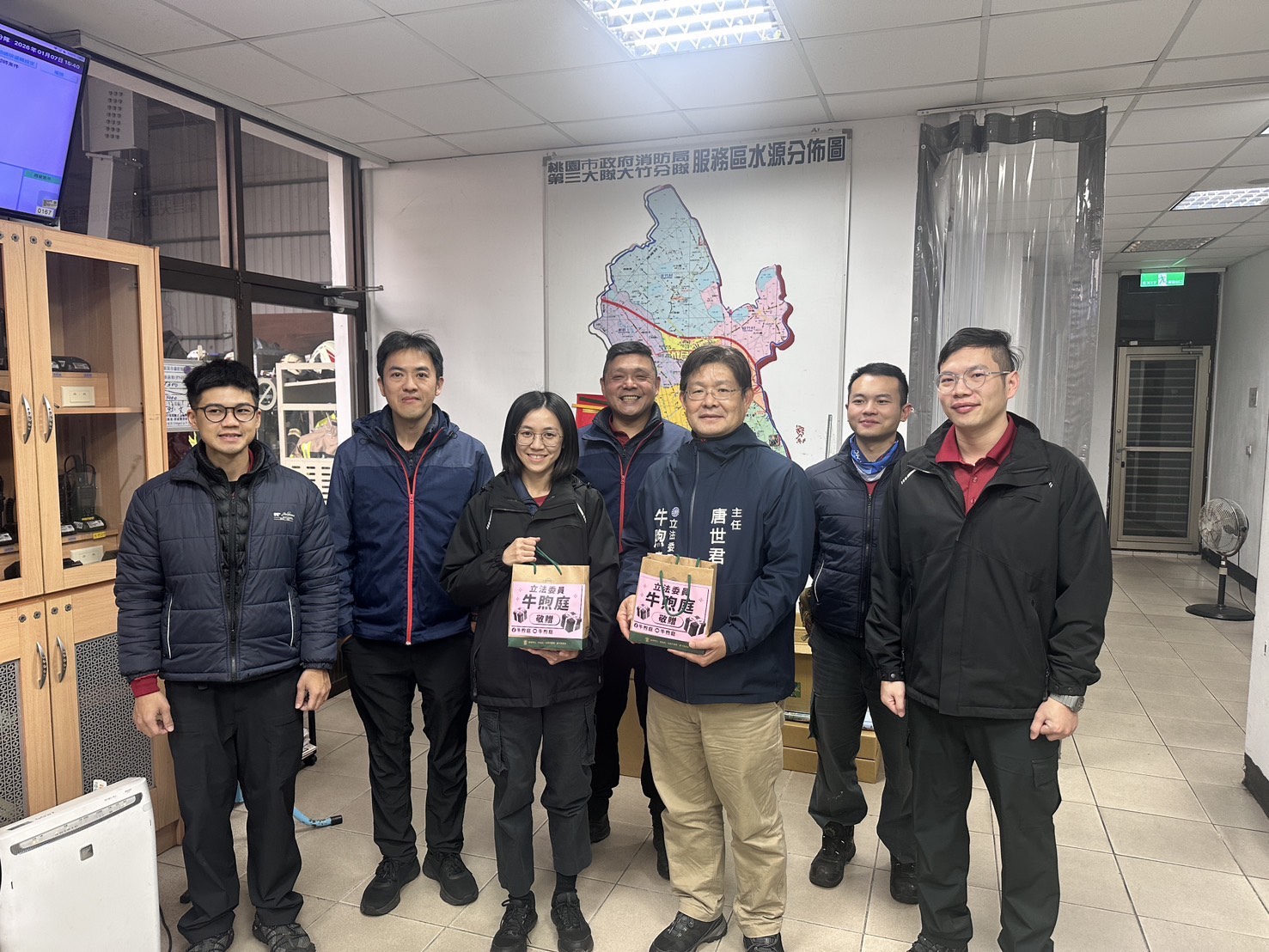 桃園消防頂寒風值勤辛勞倍增 牛煦庭團隊暖送黑糖薑茶慰問 54465 1