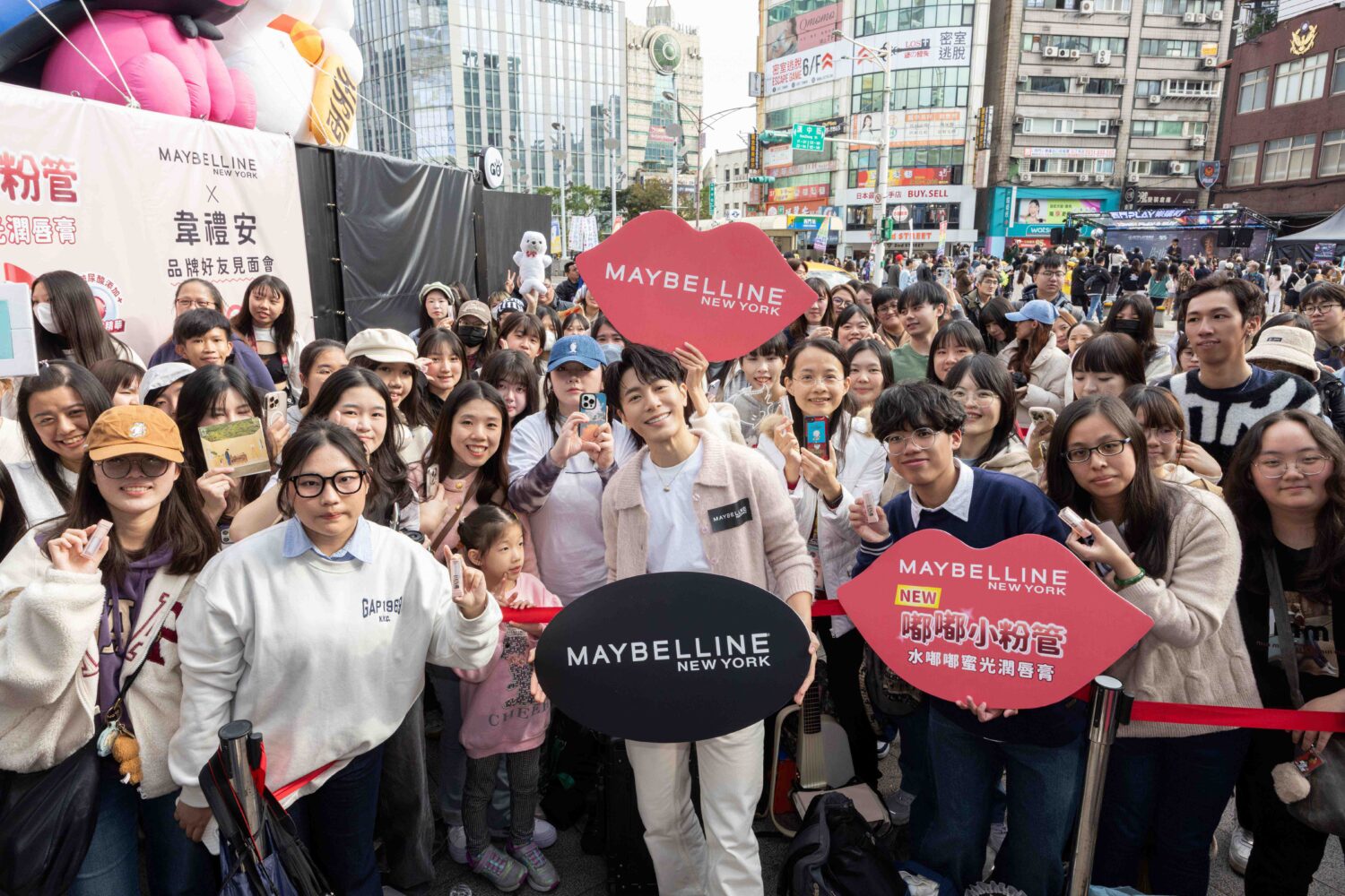 媚比琳品牌好友、金曲創作才子 韋禮安,宣佈2026年再度前進小巨蛋,舉辦個人演唱會,以及發行新專輯的喜訊。(圖/媚比琳 提供)