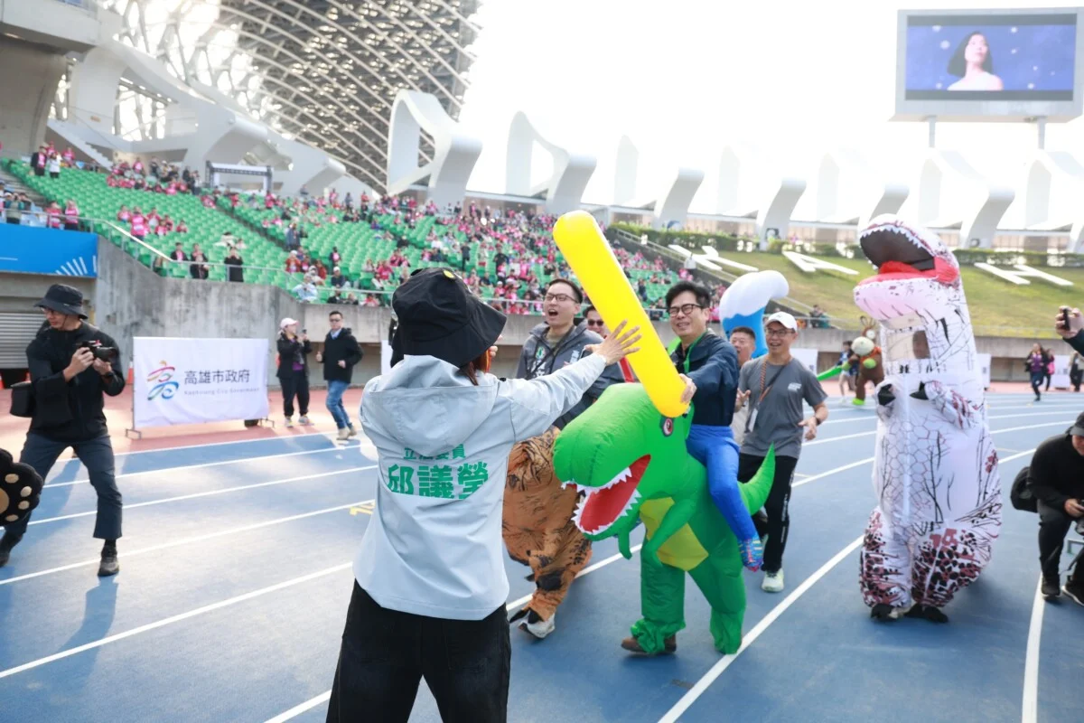 ▲今早出席高雄富邦馬拉松休閒趣味賽，陳其邁市長親自到場為選手加油，現場氣氛熱烈。活動中，市長與立委邱議瑩在趣味橋段中完成「交棒」互動，象徵高雄市政團隊的延續與接力，也讓現場笑聲不斷。