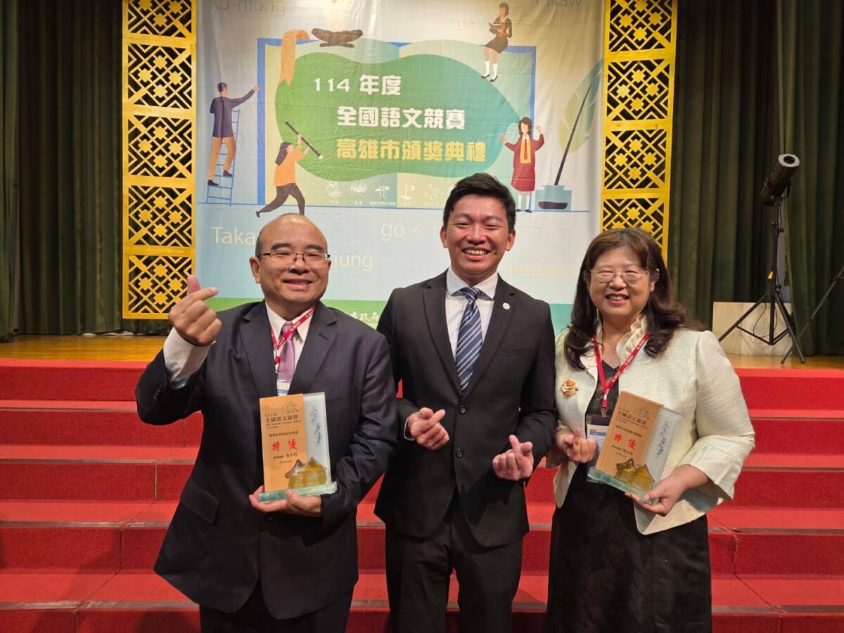 ▲守護農田也守護文化!林天雄與陳淑敏夫妻檔雙料特優,與教育局吳立森(中)局長合影。