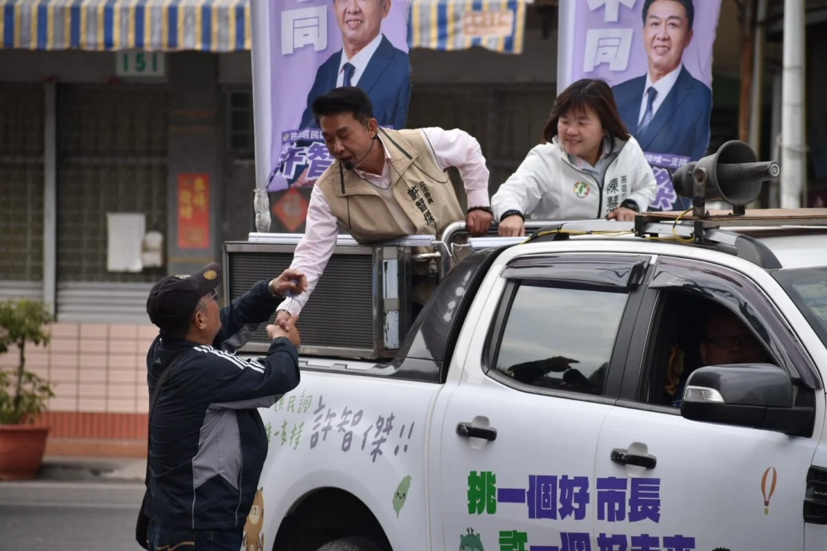 ▲民眾大喊「傳陳市政」!許智傑黃金週拚場不停,馬不停蹄林園早市拜票+旗山美濃車掃。