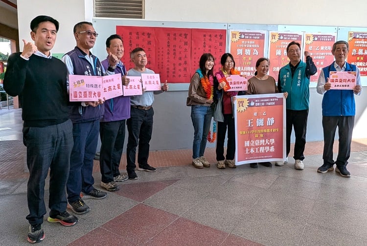 ▲土庫商工四年三台大,地方各界前來祝賀。(記者劉春生攝)