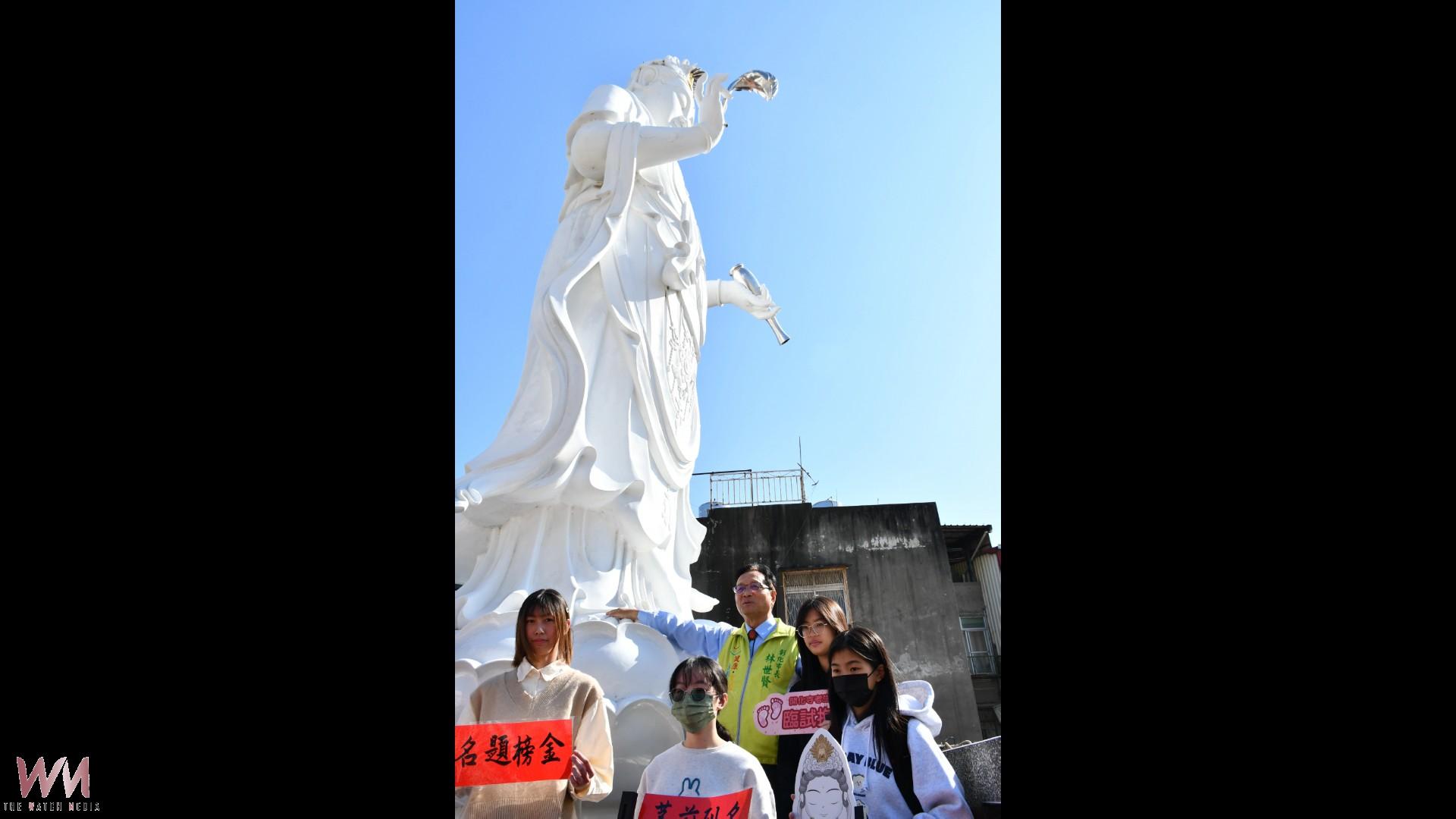(有影片)/考前真的抱佛腳!開化寺開放大觀音 考生登高求好運 - https://www.watchmedia01.com