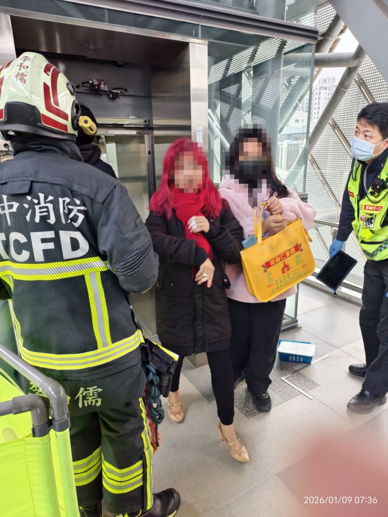 頭家厝火車站月台電梯故障！　祖孫受困30分鐘
