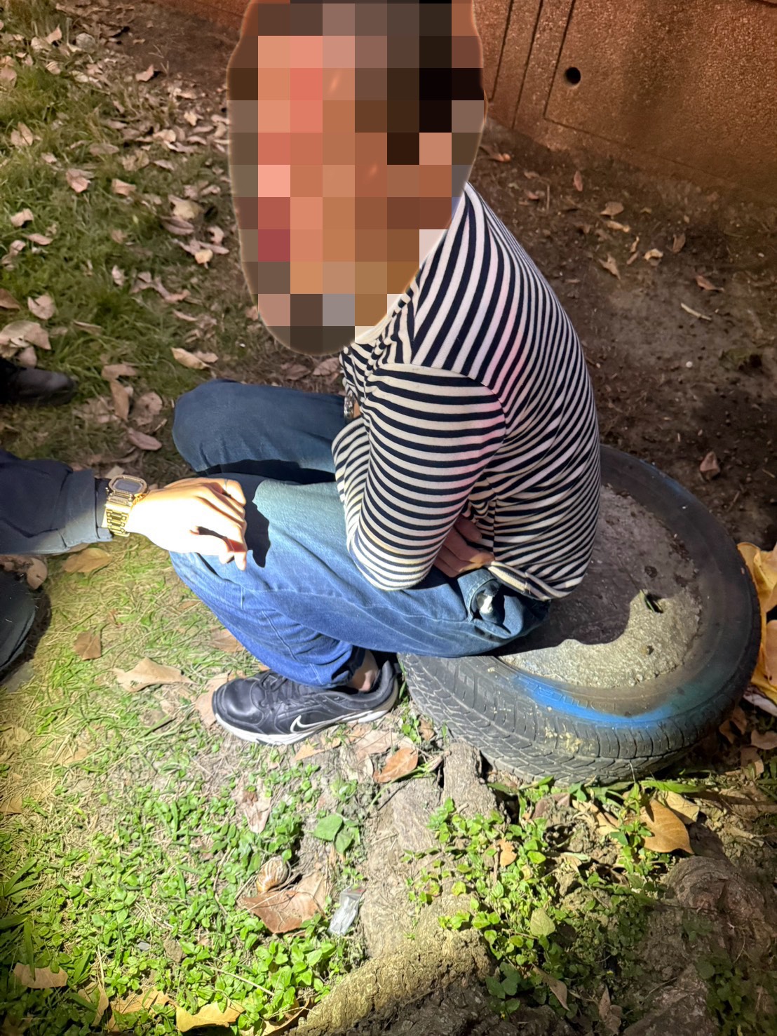 警方現場勘查蒐證時,發現李男神色慌張,並將1顆依托咪酯煙彈殘渣丟棄於身旁地上。