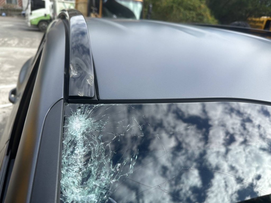 苗栗泰安山區落石砸車! 擋風玻璃車門受損駕駛未受傷