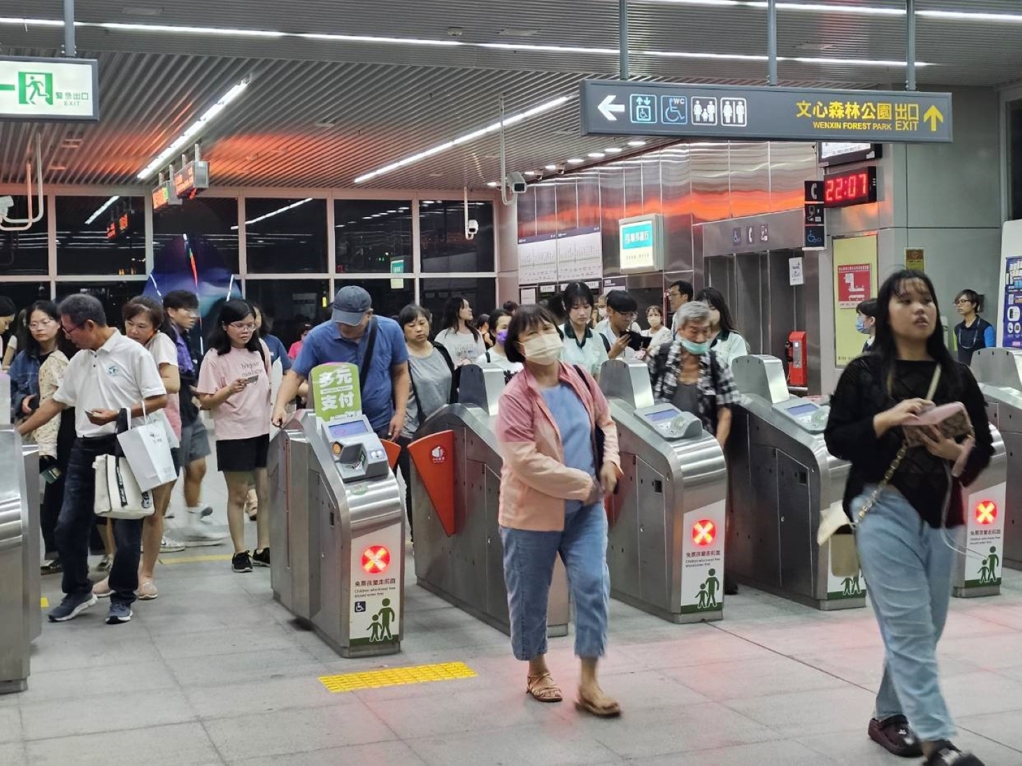 圖說:台中捷運持續精進服務,導入多元支付與 Apple Pay 快速交通卡功能,旅客可使用手機輕鬆感應進出站,提升搭乘便利性與效率。