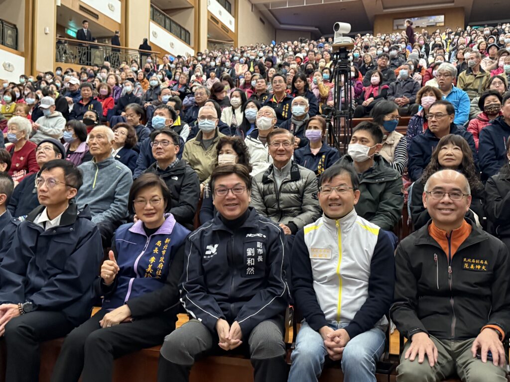 2025慈濟板橋靜思堂社區歲末祝福 劉和然祈願社會祥和 19 %E5%89%AF%E5%B8%82%E9%95%B7%E5%8A%89%E5%92%8C%E7%84%B6%E3%80%81%E6%B0%91%E6%94%BF%E5%B1%80%E9%95%B7%E6%9E%97%E8%80%80%E9%95%B7%E3%80%81%E7%A4%BE%E6%9C%83%E5%B1%80%E9%95%B7%E6%9D%8E%E7%BE%8E%E7%8F%8D%E7%AD%89%E4%BA%BA%EF%BC%8C%E5%87%BA%E5%B8%AD%E6%9D%BF%E6%A9%8B%E9%9D%9C%E6%80%9D%E5%A0%82%E7%A4%BE%E5%8D%80%E6%AD%B2%E6%9C%AB%E7%A5%9D%E7%A6%8F%E6%B4%BB%E5%8B%95%EF%BC%8C%E7%8F%BE%E5%A0%B4%E4%BA%BA%E6%BD%AE%E6%BB%BF%E6%BB%BF