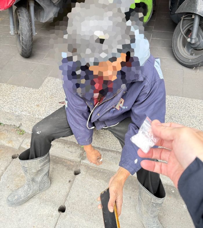阻斷毒品「零容忍」 新莊警高強度執法落實攻勢勤務 35 《圖說》梁姓男子騎乘普重機車形跡可疑,經攔查後發現梁嫌係臺北地檢發布之竊盜、毒品通緝犯嫌,同時持有安非它命,全案依毒品危害防制條例嫌移送新北地檢署偵辦。〈新莊分局提供〉