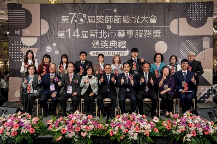 以熱忱專業守護市民福祉 新北頒12名藥師藥事服務獎 16 《圖說》新北市侯友宜市長今日頒發第14屆新北市藥事服務獎。〈衛生局提供〉