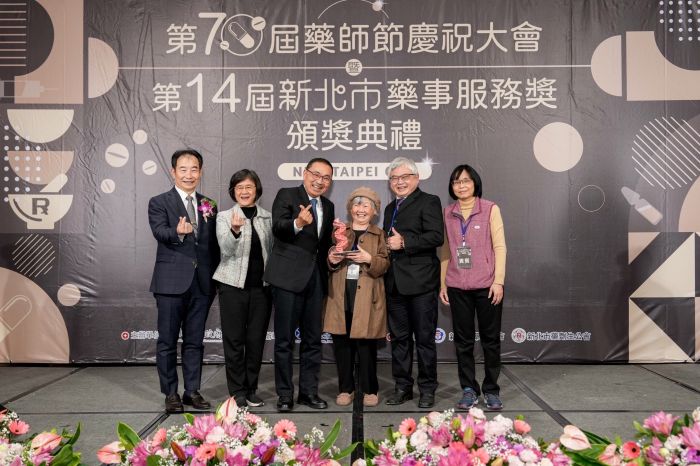 以熱忱專業守護市民福祉 新北頒12名藥師藥事服務獎 17 《圖說》社區服務卓越獎知達健保藥局黃瑞裕藥師及其家屬。〈衛生局提供〉