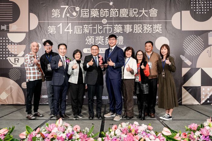 以熱忱專業守護市民福祉 新北頒12名藥師藥事服務獎 18 《圖說》特殊貢獻個人獎亞東紀念醫院田昇達藥師及其家屬。〈衛生局提供〉